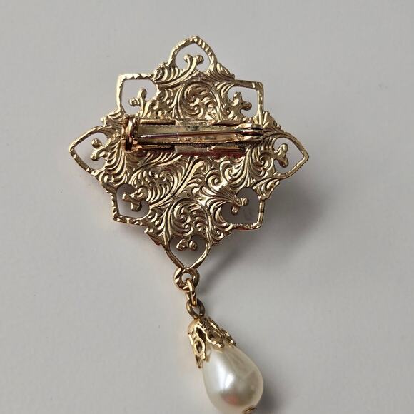 VTG 1928 Jewelry Co Gold Tone Frame Pin Porcelain Roses Pink Gems Teardrop Pearl - Picture 7 of 7